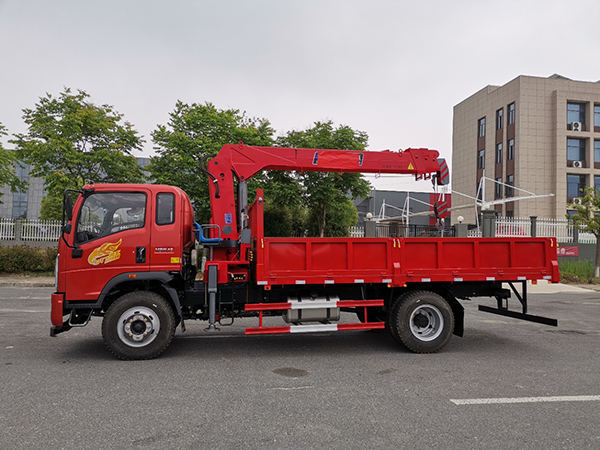 重汽豪曼（國(guó)六）4200軸距隨車吊